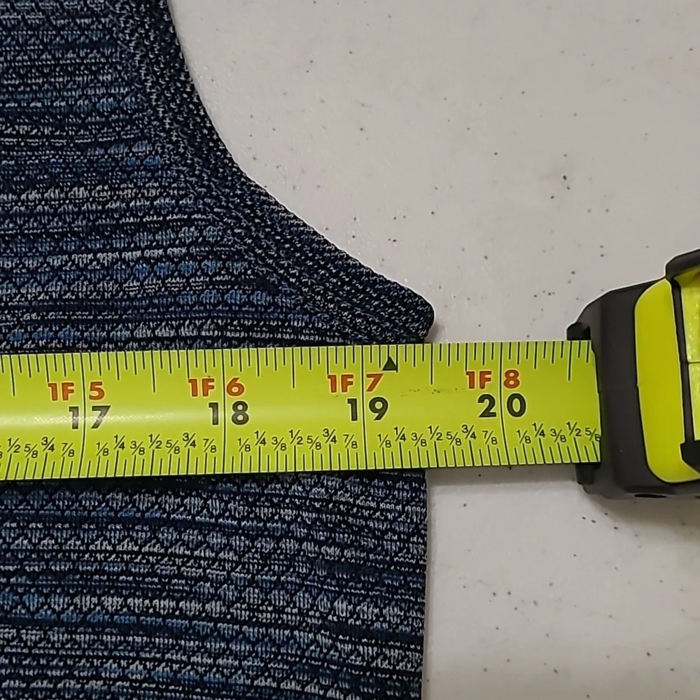 Under Armour Fitted Textured Blue Designed Sleeveless Top with Hoodie size Large - Picture 7 of 8